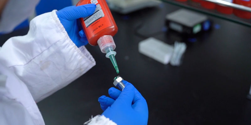 缸蓋螺絲高溫老是松，到底用哪種螺絲膠？